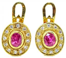 140 - PENDIENTES ROSETÓN CON RUBÍ Y BRILLANTES