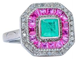 27 - ANILLO ROSETÓN CON ESMERALDA, RUBÍES Y DIAMANTES
