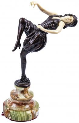784 - FIGURA CRISOELEFANTINA SIGUIENDO MODELOS ART DECÓ 