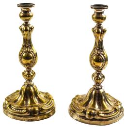 948 - PAREJA DE CANDELEROS DE ESTILO BARROCO