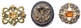 90 - BROCHE, GUARDAPELOS Y PENDIENTE DE PPS. DEL S.XX