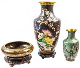 397 - DOS JARRONES Y CENTRO CLOISONÉ
