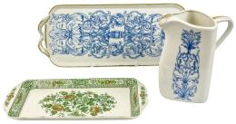 456 - DOS BANDEJAS Y JARRA EN PORCELANA DE MEDIADOS DEL S.XX