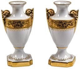 504 - PAREJA DE PEQUEÑOS JARRONES EN PORCELANA DE MEDIADOS S.XX