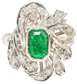 66 - ANILLO CON ESMERALDA Y BRILLANTES