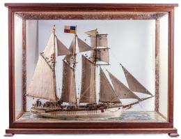 894 - MAQUETA DE VELERO CON URNA DE CRISTAL