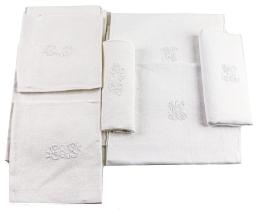 771 - TRES PEQUEÑOS MANTELITOS Y DIEZ SERVILLETAS