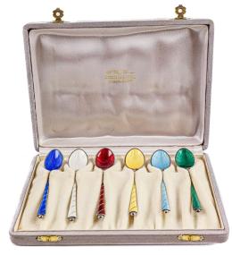 672 - CONJUNTO DE CUCHARITAS EN PLATA DANESA ESMALTADA