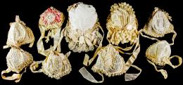 821 - COLECCIÓN DE NUEVE GORRITOS DE BEBÉ DE PRINCIPIOS DEL S.XX