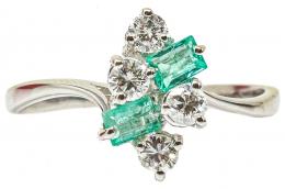 18 - ANILLO CON BRILLANTES Y ESMERALDAS