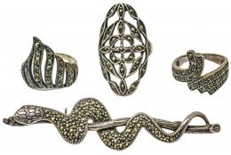 323 - TRES ANILLOS Y UN BROCHE DE PLATA