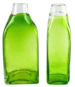 28 - DOS BOTELLAS EN VIDRIO SOPLADO DE LA SEGUNDA MITAD S.XX