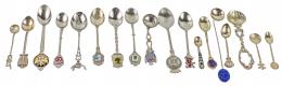 960 - LOTE DE 18 CUCHARITAS DE PLATA Y METAL