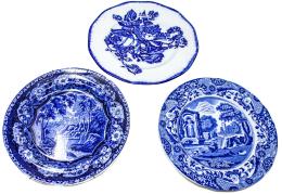 531 - TRES PLATOS DE LOZA INGLESA DE DISTINTAS MANUFACTURAS