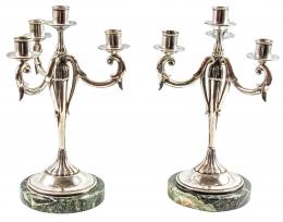 700 - PAREJA DE CANDELABROS DE PLATA DE MEDIADOS DE S. XX