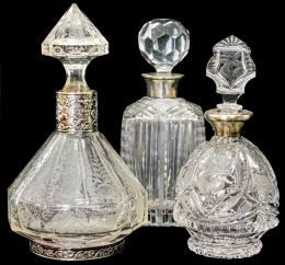 45 - TRES BOTELLAS LICORERAS DE LOS AÑOS 40