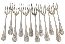 879 - CONJUNTO DE 12 TENEDORES EN METAL PLATEADO