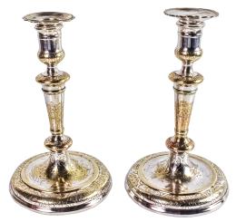 931 - PAREJA DE CANDELEROS CIRCA 1800