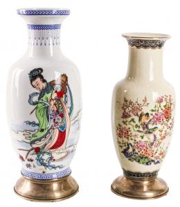 415 - PAREJA DE JARRONES DE PORCELANA DE LA SEGUNDA MITAD DEL S.XX