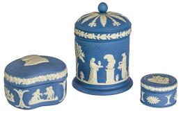 477 - TARRO Y DOS CAJITAS EN PORCELANA DE WEGDWOOD