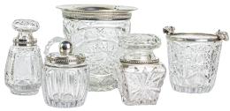 23 - CONJUNTO DE CINCO PIEZAS DE CRISTAL Y PLATA, MEDIADOS S.XX