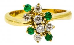 19 - ANILLO CON BRILLANTES Y ESMERALDAS