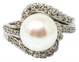 32 - ANILLO CON PERLA Y BRILLANTES