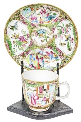 404 - PLATO Y TAZA EN PORCELANA CHINA DE FINALES DEL S.XIX
