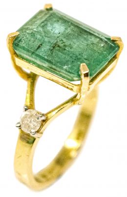 31 - ANILLO CON ESMERALDA Y BRILLANTES