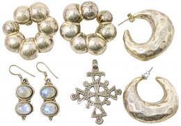 219 - TRES PARES DE PENDIENTES Y UN COLGANTE