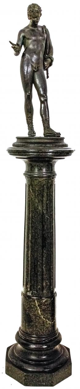858 - FIGURA DE BRONCE CON PEANA DE MARMOL