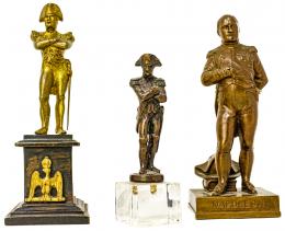 883 - TRES FIGURAS DE BRONCE "NAPOLEÓN", FLES. S.XIX