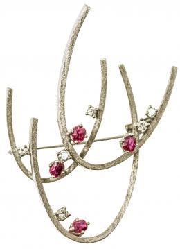 95 - BROCHE CON RUBÍES Y BRILLANTES AÑOS 60/70