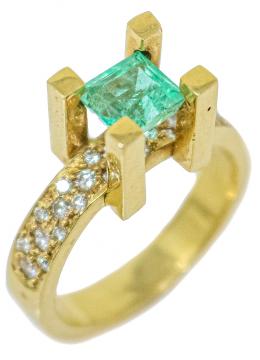 65 - ANILLO CON ESMERALDA Y BRILLANTES