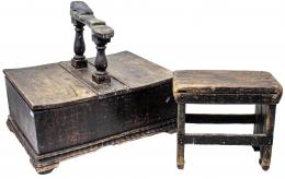 911 - CAJA Y BANQUETA DE LIMPIABOTAS DE MEDIADOS DEL S.XX