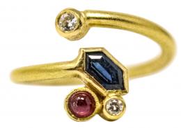 42 - ANILLO CON ZAFIRO, RUBÍES Y BRILLANTES