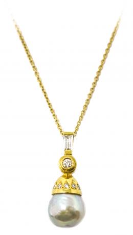 113 - COLGANTE CON PERLA AUSTRALIANA Y DIAMANTES