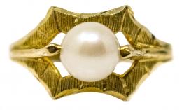 34 - ANILLO CON PERLA AÑOS 70