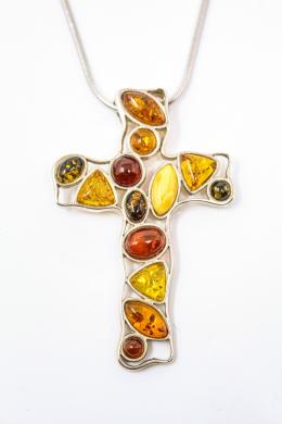 163 - CRUZ COLGANTE CON CADENA EN PLATA Y ÁMBAR