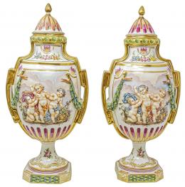 555 - PAREJA DE JARRONES EN PORCELANA CAPODIMONTE