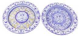 489 - PAREJA DE PLATOS EN CERÁMICA POLICROMADA
