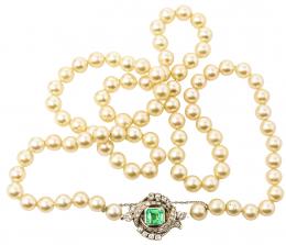 132 - COLLAR LARGO DE PERLAS CON ESMERALDA AÑOS 40-50