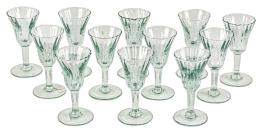 21 - CONJUNTO DE 12 COPAS DE LICOR DE MEDIADOS DEL S.XX