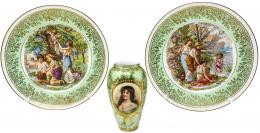 493 - PAREJA DE PLATOS Y JARRÓN EN PORCELANA 