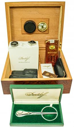 899 - CAJA TABAQUERA CON COMPLEMENTOS