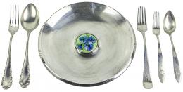 719 - CENTRO Y CINCO CUBIERTOS DE PLATA