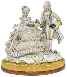 552  -  FIGURA EN PORCELANA DE MEDIADOS DE SIGLO XX