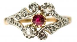184 - SORTIJA CON DIAMANTES Y RUBÍ DE PPS. DEL S.XX