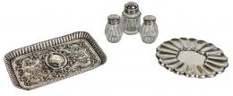 763 - TRES SALERITOS Y DOS PEQUEÑAS BANDEJITAS DE PLATA