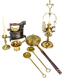 897 - CONJUNTO DE PIEZAS EN BRONCE Y LATÓN